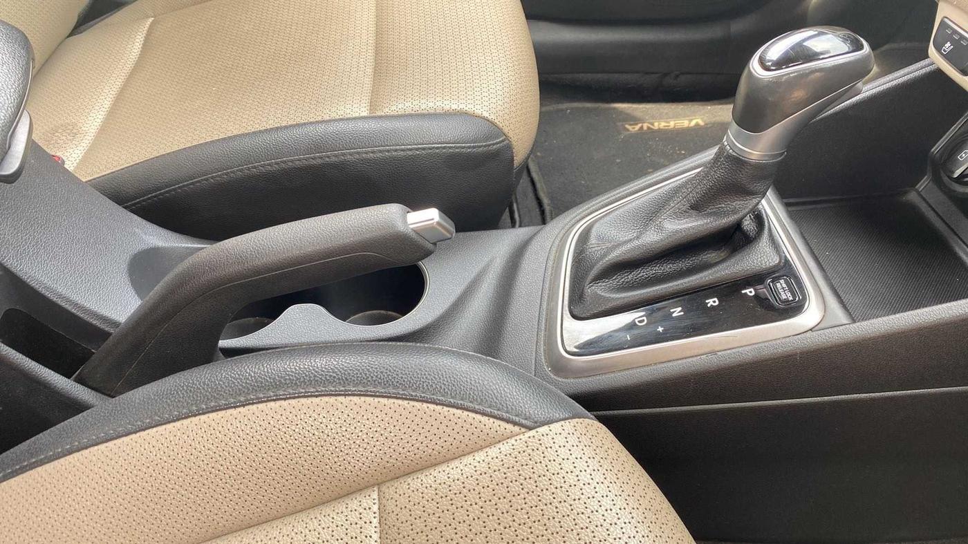 2018 Hyundai Verna 1.6 VTVT SX (O) AT, Petrol, Automatic, 39,830 km, Gear Lever