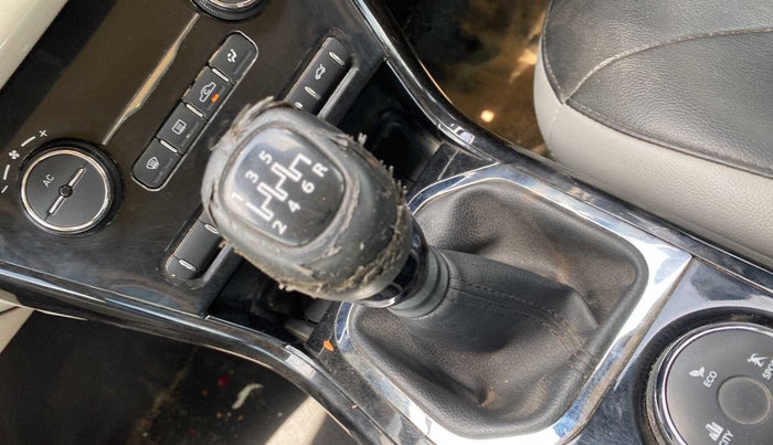 2020 Tata NEXON XZ PLUS PETROL DUAL TONE, Petrol, Manual, 54,623 km, Gear lever - Knob cover torn