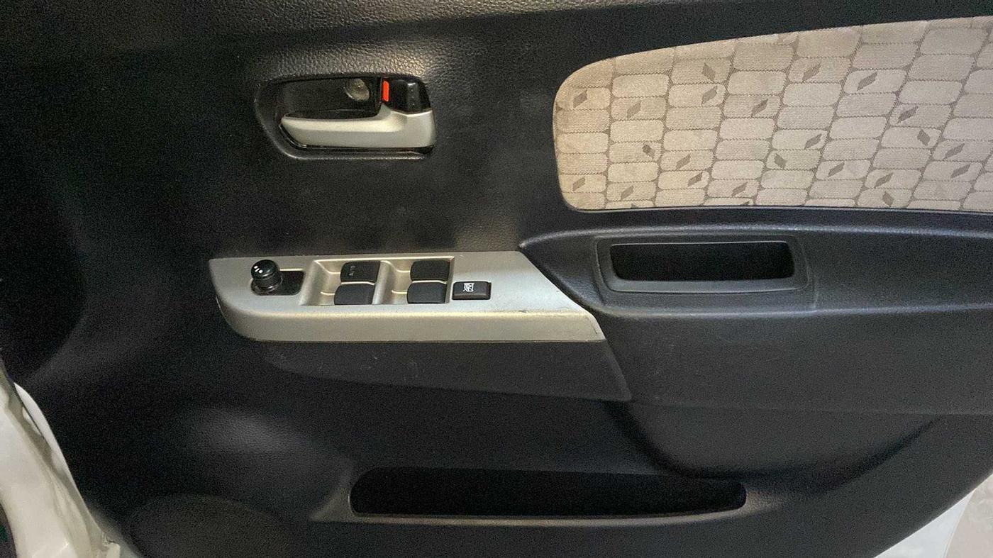 2014 Maruti Wagon R 1.0 VXI, Petrol, Manual, 1,04,217 km, Driver Side Door Panels Control