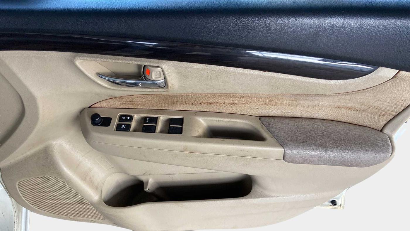 2016 Maruti Ciaz VXI+, Petrol, Manual, 1,16,105 km, Driver Side Door Panels Control