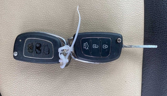 2015 Hyundai Verna FLUIDIC 1.6 CRDI SX AT, Diesel, Automatic, 92,617 km, Lock system - Remote key minor damage
