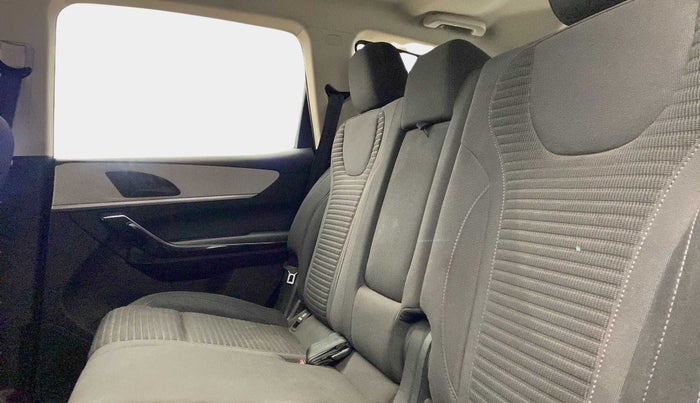 2021 Mahindra XUV700 AX 5 P MT 7 STR, Petrol, Manual, 37,303 km, Right Side Rear Door Cabin