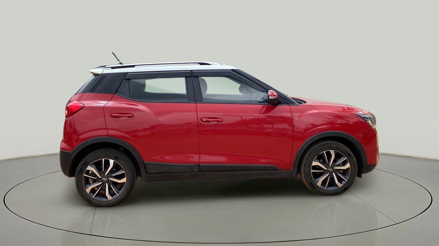 2019 Mahindra XUV300 W8(O) 1.2 PETROL DUAL TONE, Petrol, Manual, 41,165 km, Right Side View