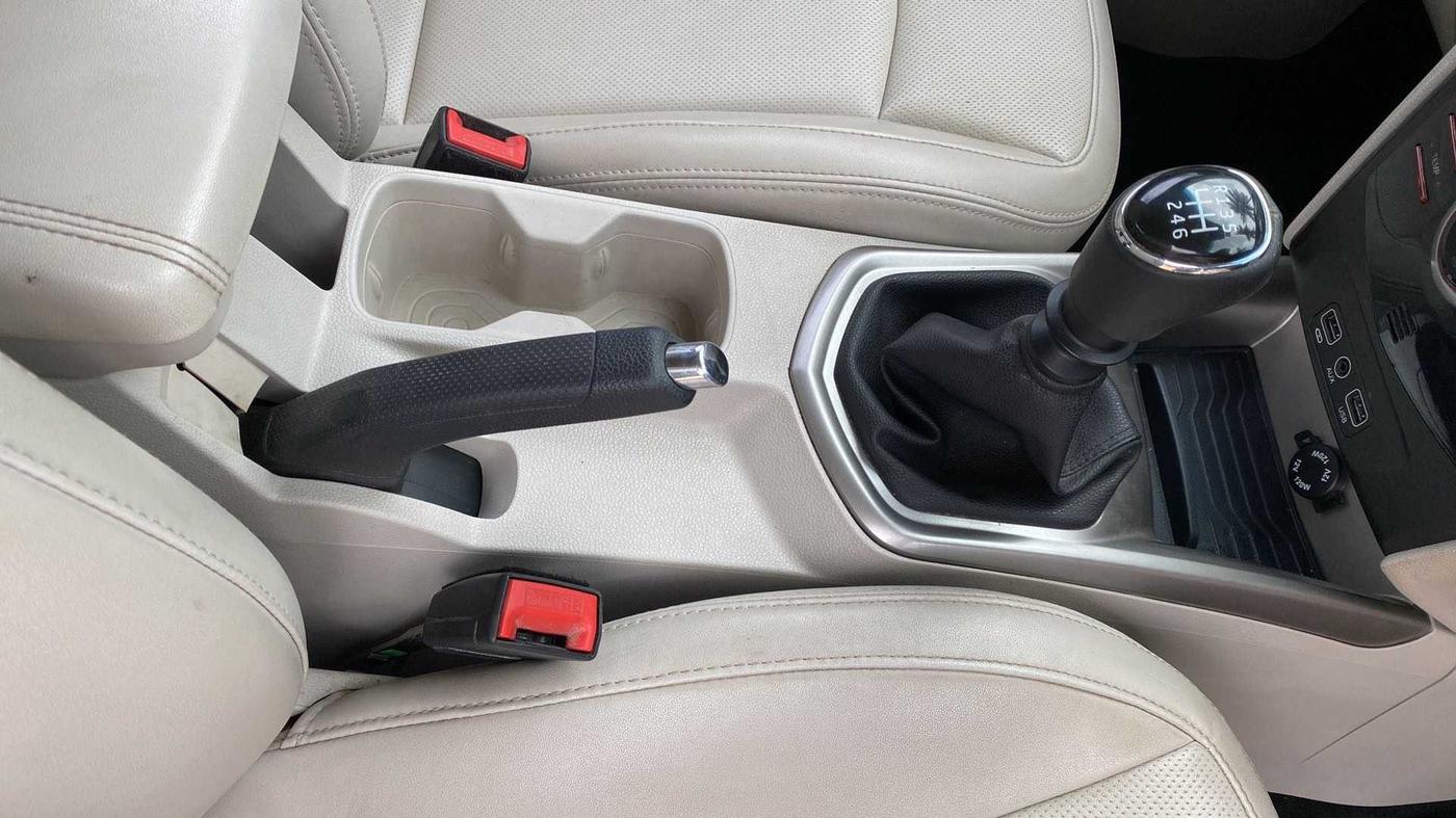 2019 Mahindra XUV300 W8(O) 1.2 PETROL DUAL TONE, Petrol, Manual, 41,165 km, Gear Lever