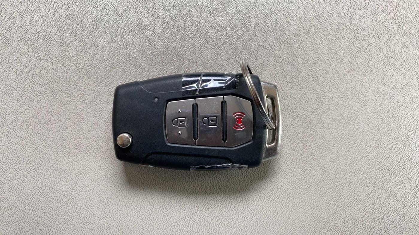 2019 Mahindra XUV300 W8(O) 1.2 PETROL DUAL TONE, Petrol, Manual, 41,165 km, Key Close Up