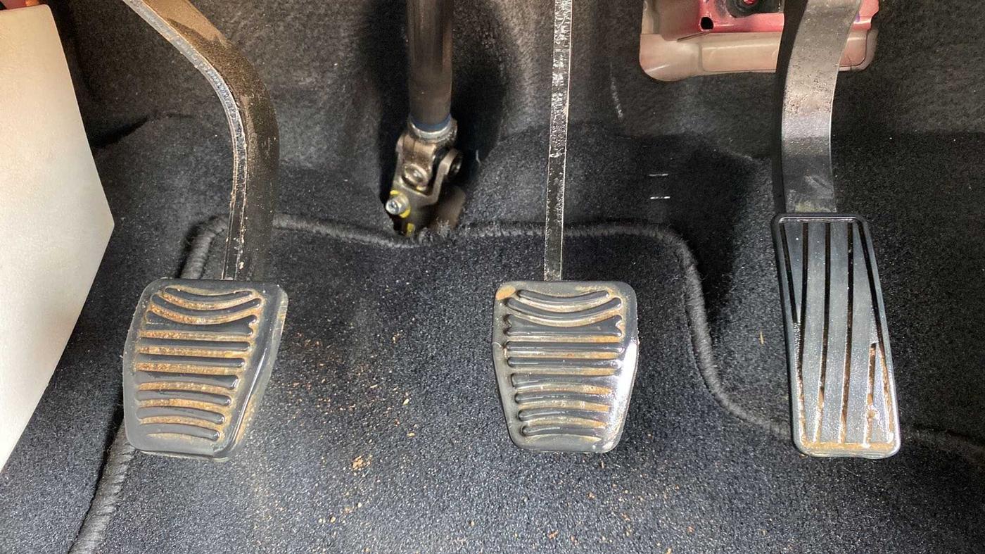2019 Mahindra XUV300 W8(O) 1.2 PETROL DUAL TONE, Petrol, Manual, 41,165 km, Pedals