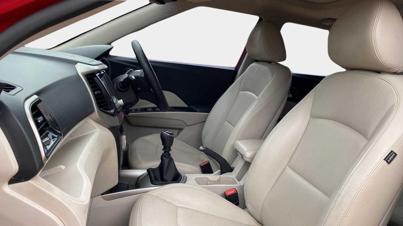 2019 Mahindra XUV300 W8(O) 1.2 PETROL DUAL TONE, Petrol, Manual, 41,165 km, Right Side Front Door Cabin