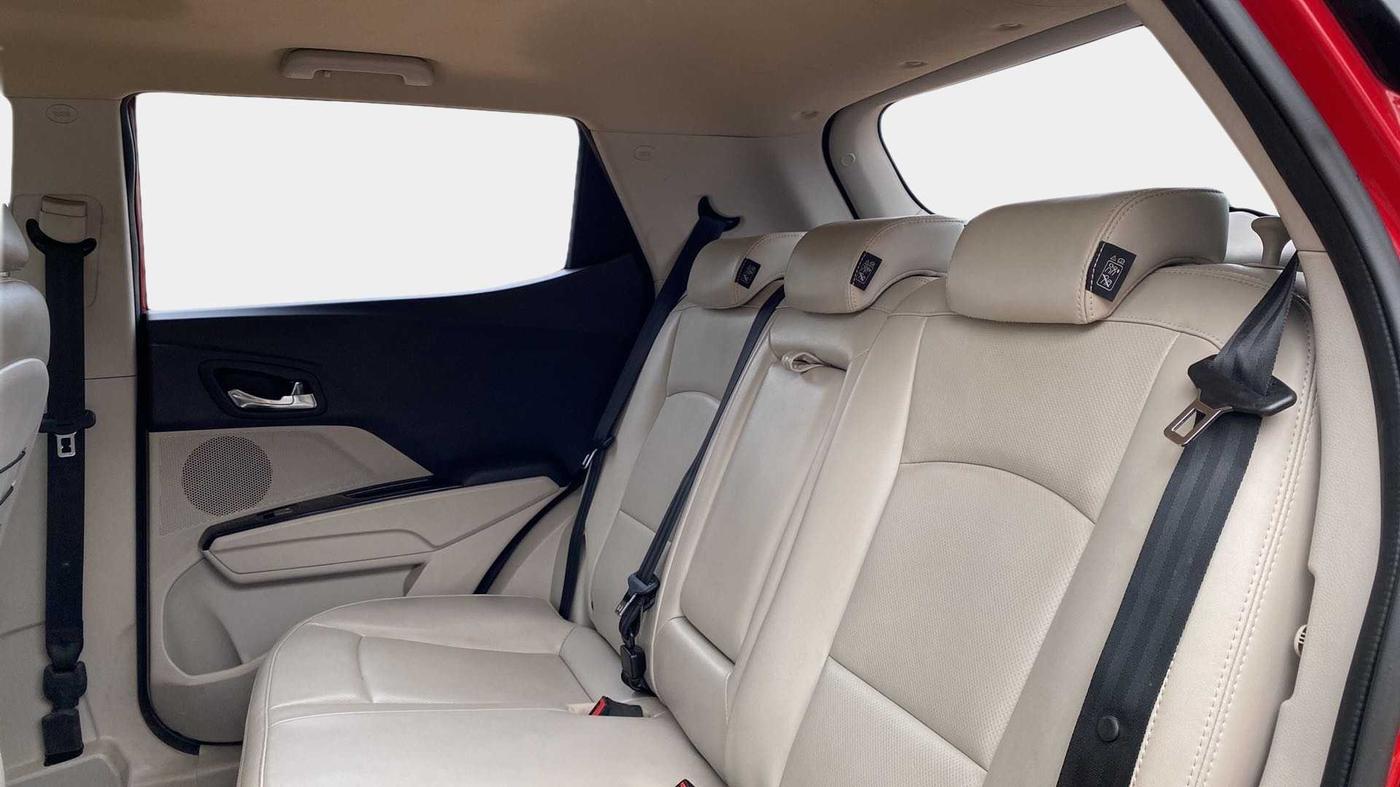 2019 Mahindra XUV300 W8(O) 1.2 PETROL DUAL TONE, Petrol, Manual, 41,165 km, Right Side Rear Door Cabin