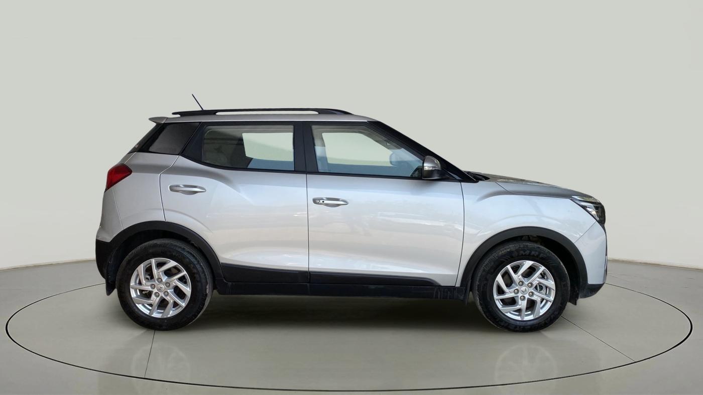 2023 Mahindra XUV300 W8 1.5 DIESEL, Diesel, Manual, 2,634 km, Right Side View