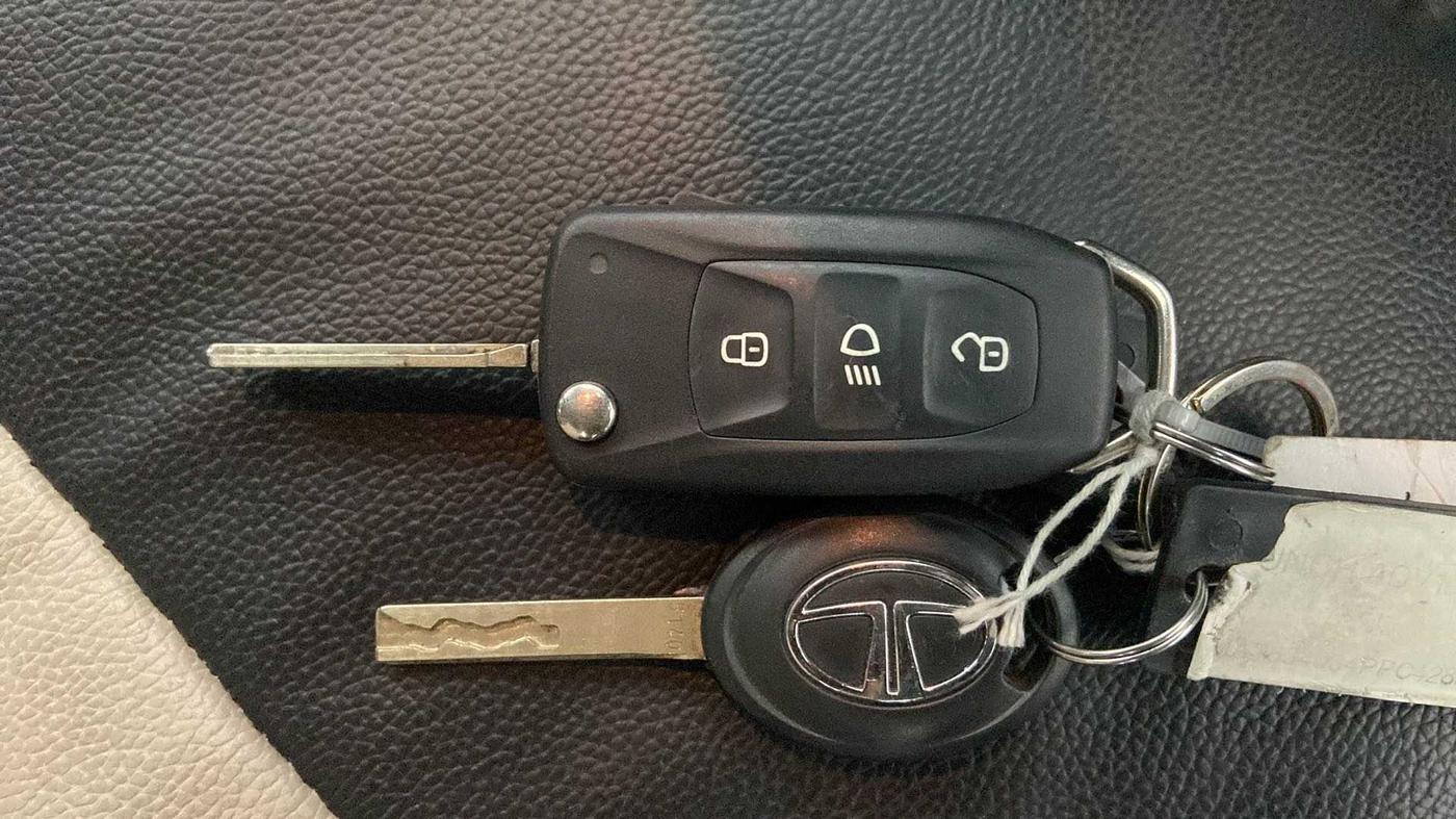 2023 Tata PUNCH ADVENTURE AMT, Petrol, Automatic, 9,734 km, Key Close Up