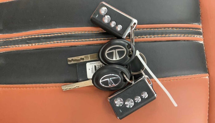 2022 Tata Tiago XM CNG, CNG, Manual, 8,031 km, Key Close Up
