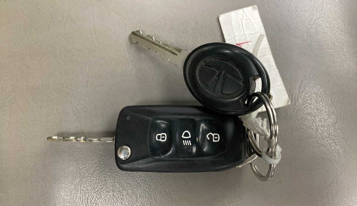 2016 Tata Tiago XZ PETROL, Petrol, Manual, 54,186 km, Lock system - Door lock knob has minor damage