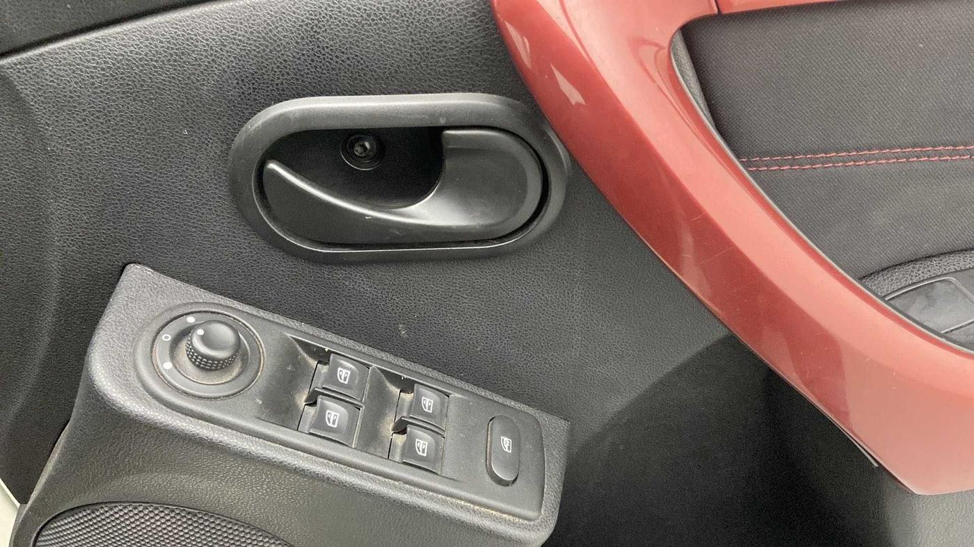 2017 Renault Duster RXS CVT, CNG, Automatic, 96,499 km, Driver Side Door Panels Control