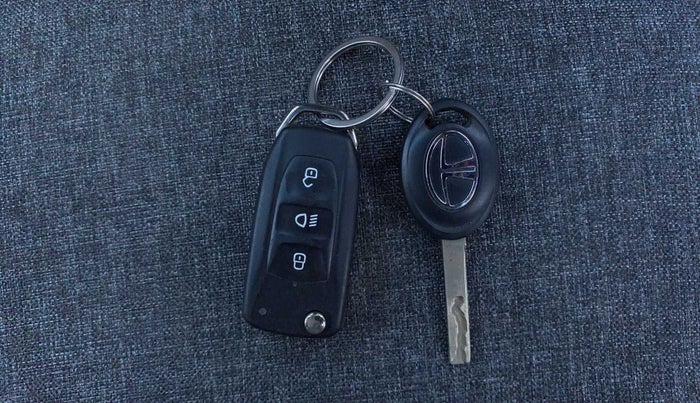 2022 Tata ALTROZ XM PLUS PETROL, Petrol, Manual, 15,024 km, Key Close Up