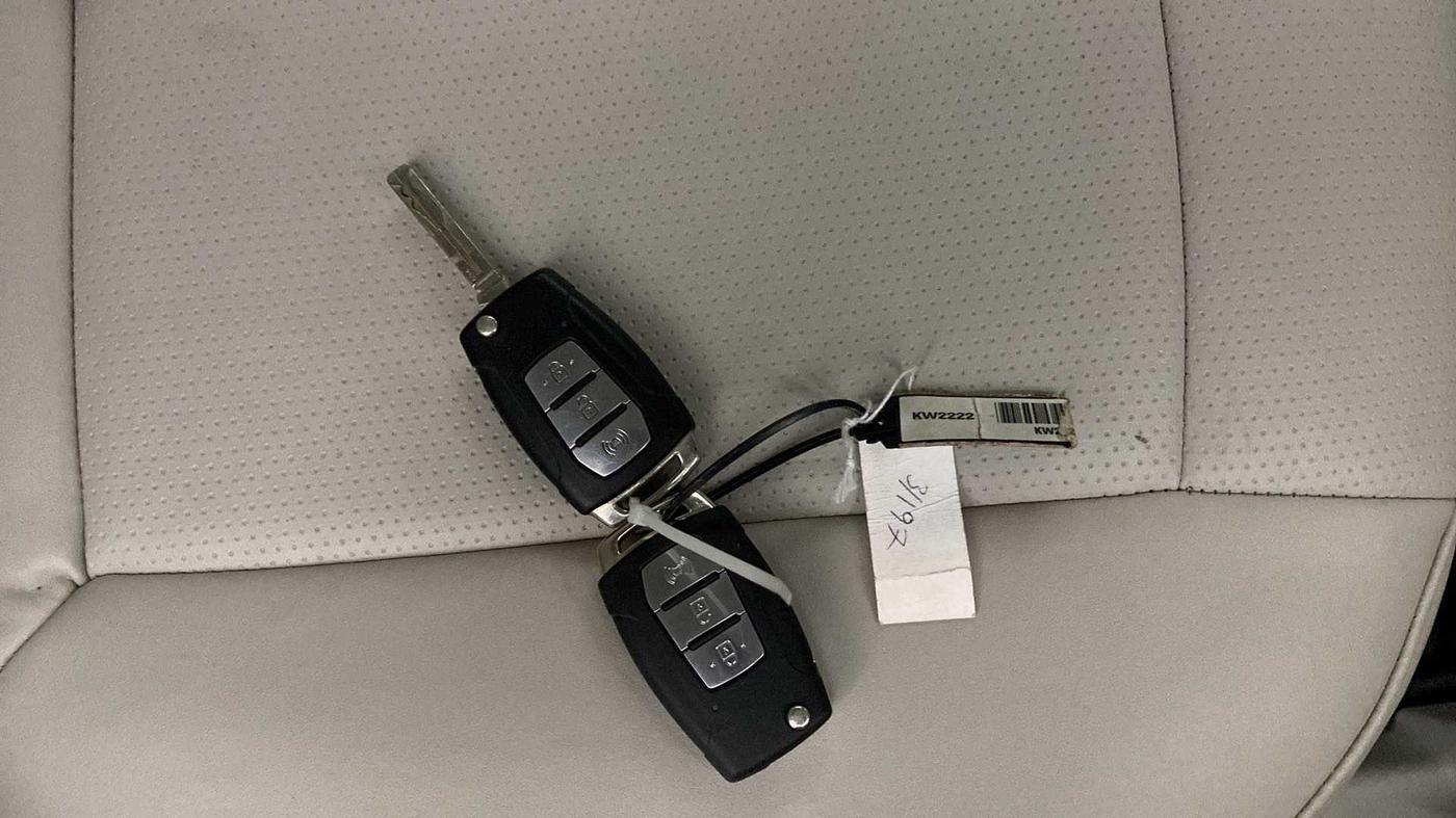 2021 Mahindra XUV300 W6 1.2 PETROL AMT, Petrol, Automatic, 26,895 km, Key Close Up