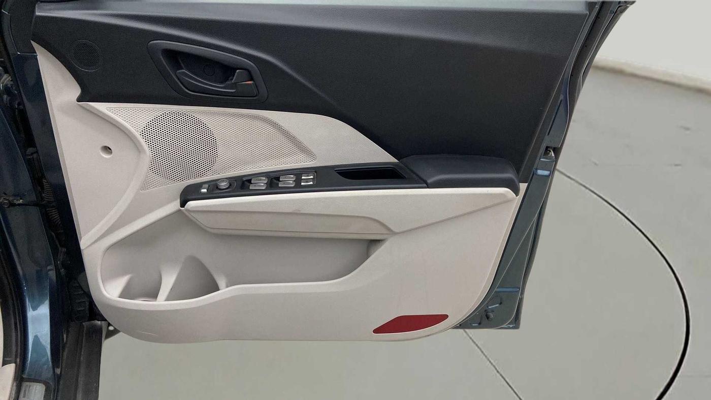2021 Mahindra XUV300 W6 1.2 PETROL AMT, Petrol, Automatic, 26,895 km, Driver Side Door Panels Control