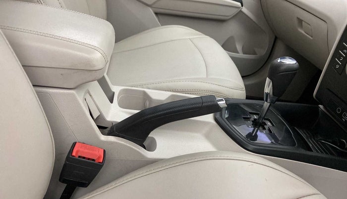 2021 Mahindra XUV300 W6 1.2 PETROL AMT, Petrol, Automatic, 26,895 km, Gear Lever