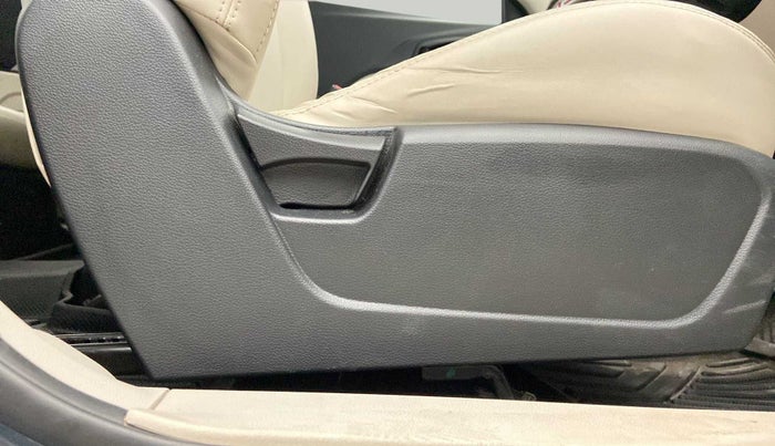 2021 Mahindra XUV300 W6 1.2 PETROL AMT, Petrol, Automatic, 26,895 km, Driver Side Adjustment Panel