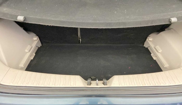2021 Mahindra XUV300 W6 1.2 PETROL AMT, Petrol, Automatic, 26,895 km, Boot Inside