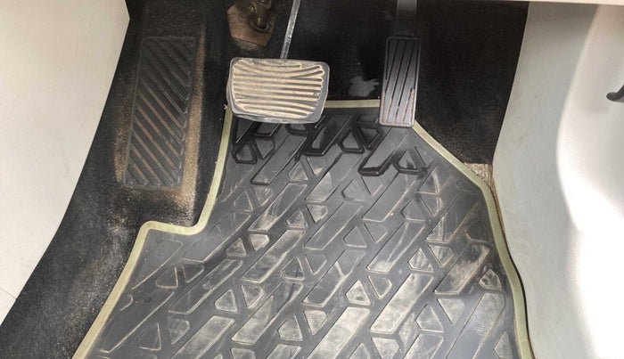 2021 Mahindra XUV300 W8 (O) 1.2 PETROL AMT, Petrol, Automatic, 20,010 km, Pedals
