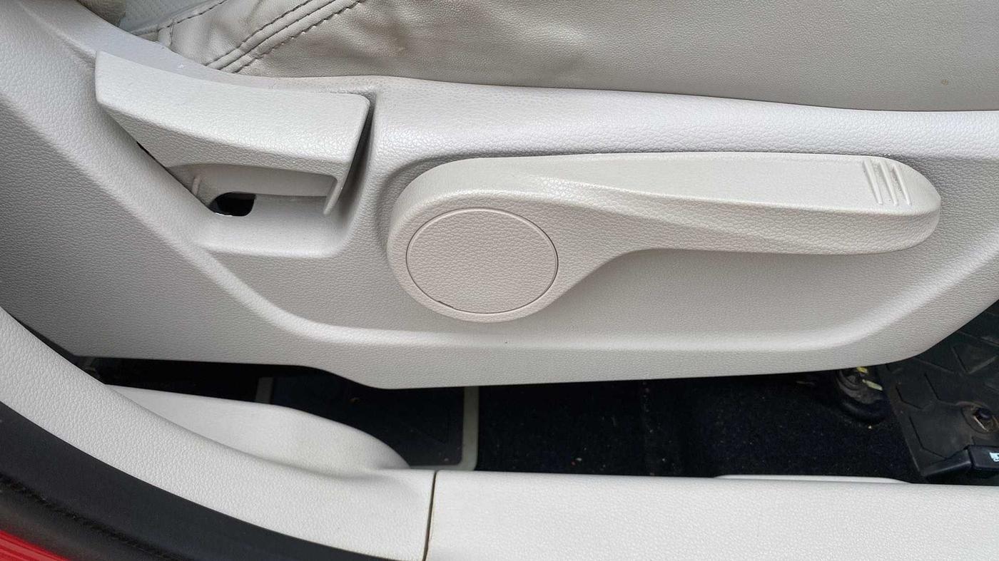 2021 Mahindra XUV300 W8 (O) 1.2 PETROL AMT, Petrol, Automatic, 20,010 km, Driver Side Adjustment Panel