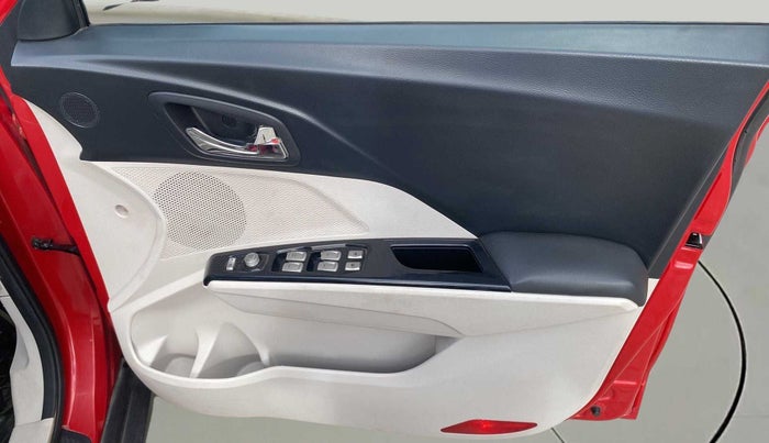 2021 Mahindra XUV300 W8 (O) 1.2 PETROL AMT, Petrol, Automatic, 20,010 km, Driver Side Door Panels Control