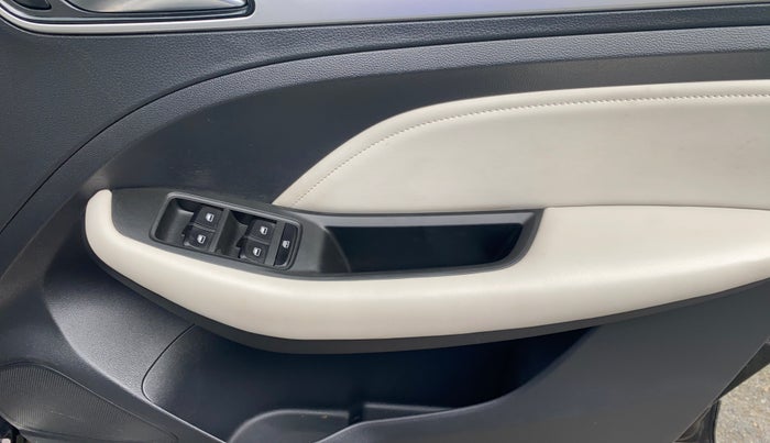 2022 MG ASTOR SHARP 1.5 MT, Petrol, Manual, 17,521 km, Driver Side Door Panels Control