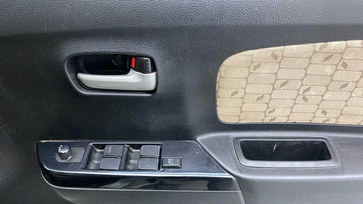 2017 Maruti Wagon R 1.0 VXI, Petrol, Manual, 62,172 km, Driver Side Door Panels Control