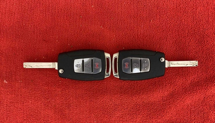 2020 Mahindra XUV300 W8 1.2 PETROL, Petrol, Manual, 32,115 km, Key Close Up