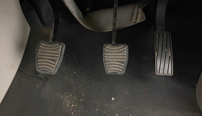 2020 Mahindra XUV300 W8 1.2 PETROL, Petrol, Manual, 32,115 km, Pedals