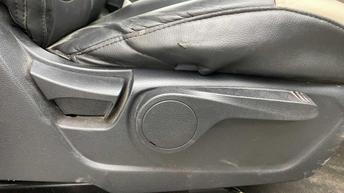 2020 Mahindra XUV300 W8 1.2 PETROL, Petrol, Manual, 32,115 km, Driver Side Adjustment Panel