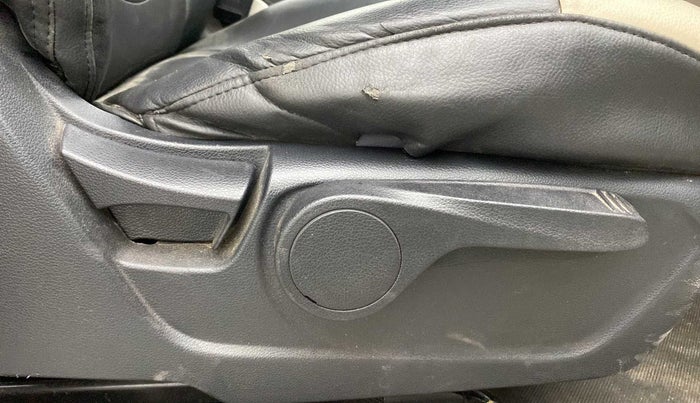 2020 Mahindra XUV300 W8 1.2 PETROL, Petrol, Manual, 32,115 km, Driver Side Adjustment Panel