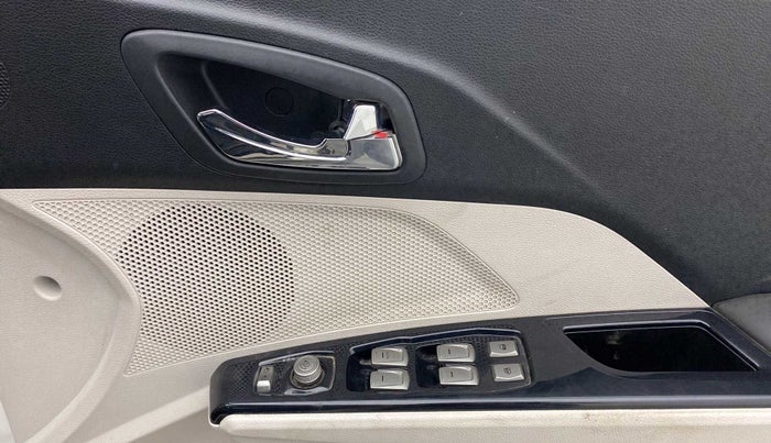 2020 Mahindra XUV300 W8 1.2 PETROL, Petrol, Manual, 32,115 km, Driver Side Door Panels Control