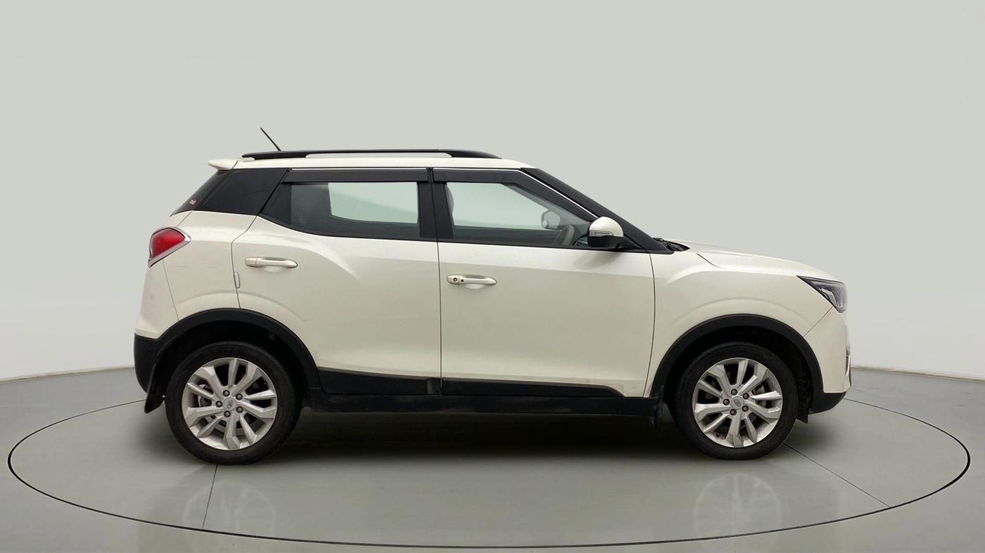 2020 Mahindra XUV300 W8 1.2 PETROL, Petrol, Manual, 32,115 km, Right Side View