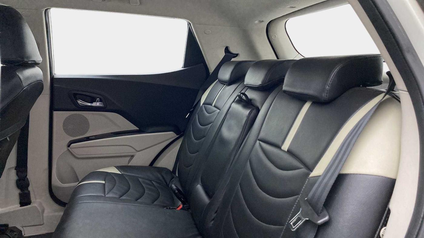 2020 Mahindra XUV300 W8 1.2 PETROL, Petrol, Manual, 32,115 km, Right Side Rear Door Cabin