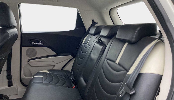 2020 Mahindra XUV300 W8 1.2 PETROL, Petrol, Manual, 32,115 km, Right Side Rear Door Cabin