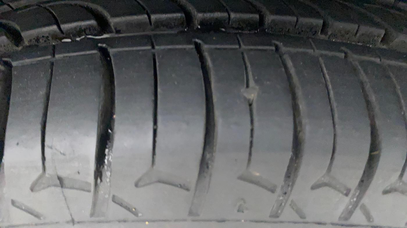 2016 Maruti Baleno DELTA PETROL 1.2, Petrol, Manual, 86,246 km, Right Front Tyre Tread