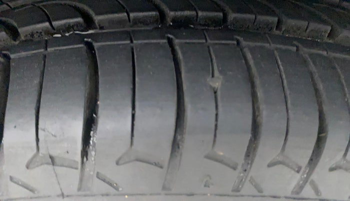 2016 Maruti Baleno DELTA PETROL 1.2, Petrol, Manual, 86,246 km, Right Front Tyre Tread