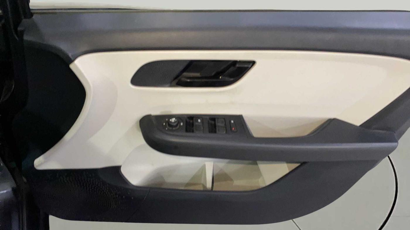 2021 Tata ALTROZ XT PETROL, Petrol, Manual, 51,733 km, Driver Side Door Panels Control