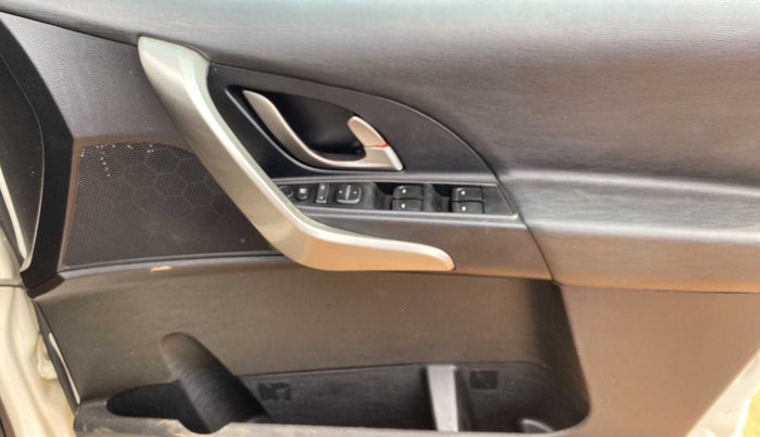 2020 Mahindra XUV500 W7, Diesel, Manual, 31,044 km, Driver Side Door Panels Control