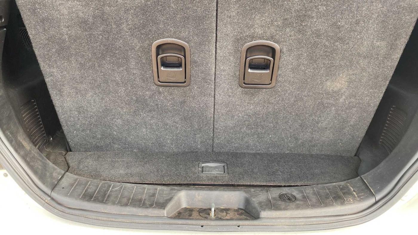 2020 Mahindra XUV500 W7, Diesel, Manual, 31,044 km, Boot Inside