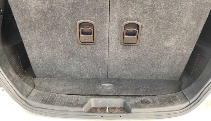2020 Mahindra XUV500 W7, Diesel, Manual, 31,044 km, Boot Inside
