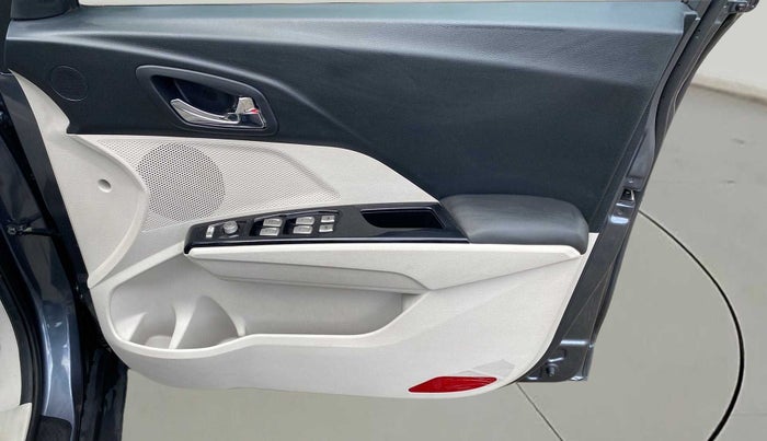 2022 Mahindra XUV300 W8 (O) 1.2 PETROL, Petrol, Manual, 11,285 km, Driver Side Door Panels Control