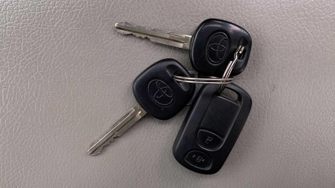 2012 Toyota Etios Liva G, Petrol, Manual, 60,803 km, Key Close Up