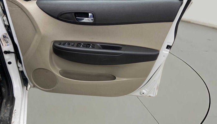 2014 Hyundai i20 MAGNA (O) 1.2, Petrol, Manual, 30,598 km, Driver Side Door Panels Control