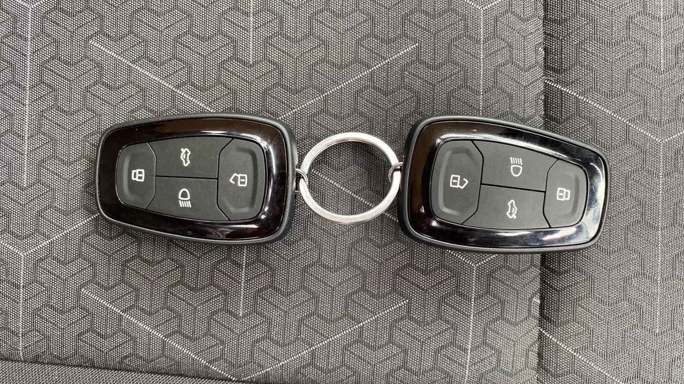 2023 Tata PUNCH CREATIVE IRA AMT 1.2 RTN DUAL TONE, Petrol, Automatic, 7,511 km, Key Close Up