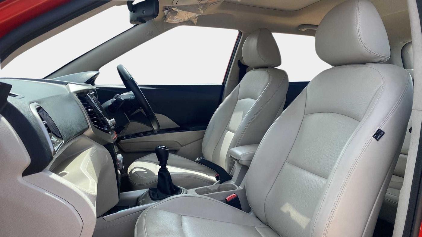 2019 Mahindra XUV300 W8 (O) 1.5 DIESEL, Diesel, Manual, 35,712 km, Right Side Front Door Cabin