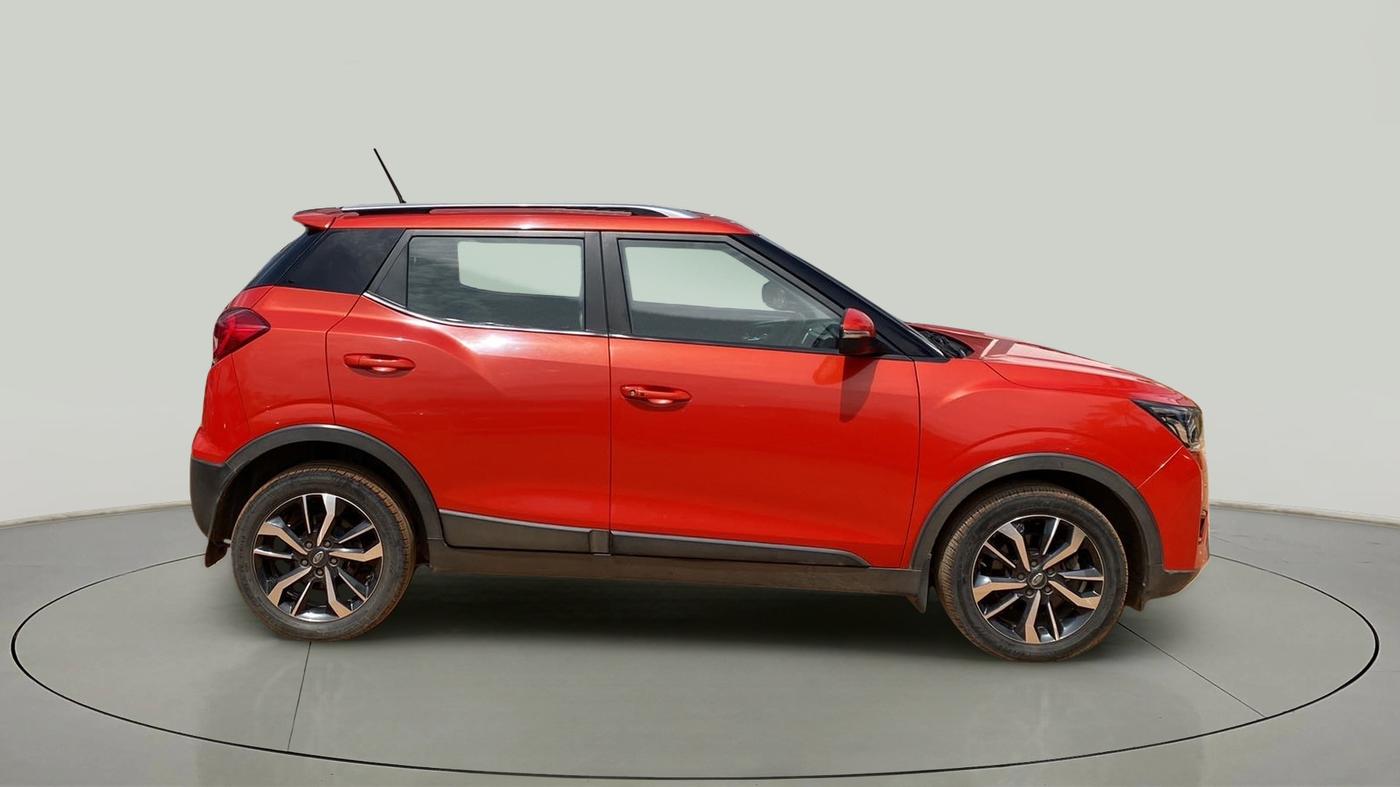 2019 Mahindra XUV300 W8 (O) 1.5 DIESEL, Diesel, Manual, 35,712 km, Right Side View