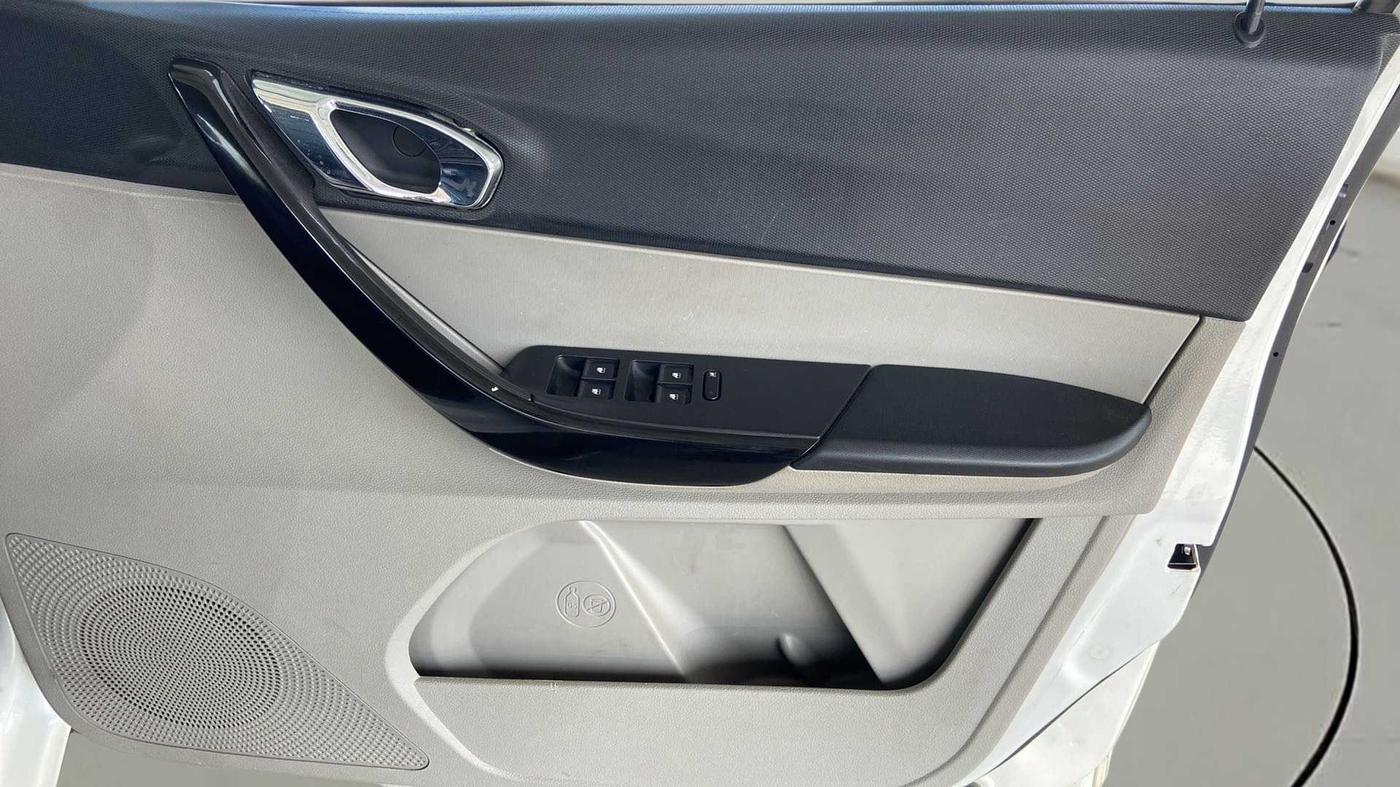 2017 Tata Tiago XZA PETROL, Petrol, Automatic, 53,742 km, Driver Side Door Panels Control