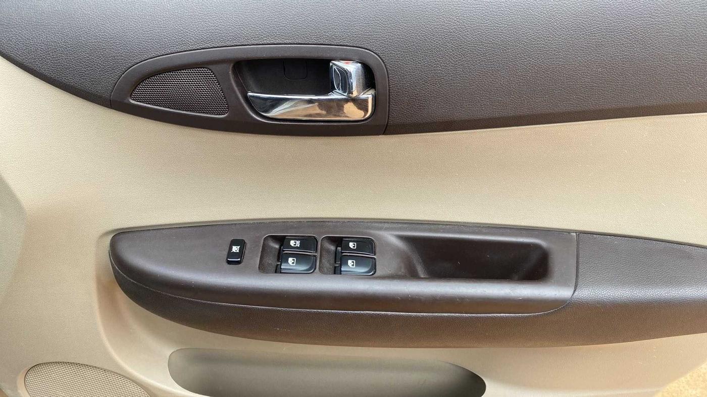 2010 Hyundai i20 MAGNA (O) 1.2, Petrol, Manual, 62,220 km, Driver Side Door Panels Control